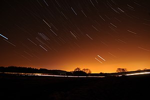 Шевремонну (Франция) башында кечеги кёк. Бу сурат, 2 минутлу интервал бла алыннган 14 фотографиядан этилгенди.