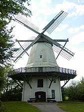 Oude windmolen, type bovenkruier, in Tonnenheide