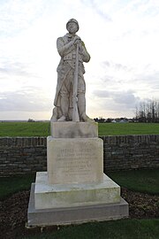 Statue érigée par la commune en 1921 en l'honneur des soldats morts en ce lieu.