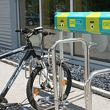 Ein Fahrrad steht in einem Fahrradständer und ist über EnergyBus mit einer Ladestation verbunden