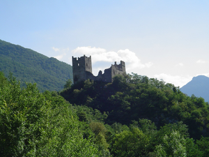 Vue du château de Miglos.