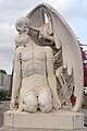 Le Baiser de la Mort, sculpture célèbre (1930) couronnant une tombe du cimetière du Poblenou à Barcelone.