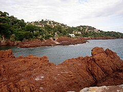 La calanque de la Figueirette (rochers de porphyre rouge).