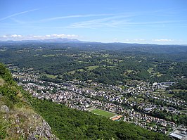 Gezicht op Bort-les-Orgues, links op de achtergrond de Puy de Sancy