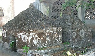 Mausolées shirazi de Tsingoni, ces tombes royales sont similaires aux sépultures à dôme de l'archipel de Lamu.