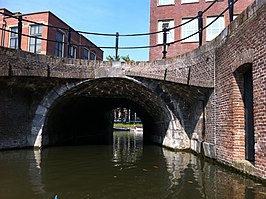 De Plompetorenbrug met een doorkijkje op de Stadsbuitengracht