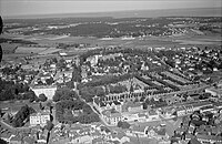 Flyfoto av deler av Tønsberg by tatt av Widerøe i 1947. Gassverket sees tilhøyre litt ned for midten på bildet. Gravlunden bak er Tønsberg gamle kirkegård. Foto: Vestfoldmuseene