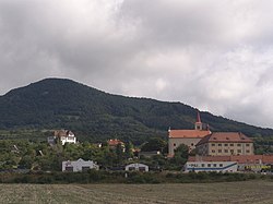 Kostel a zámek v Žitenicích, v pozadí Křížový vrch