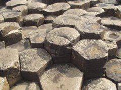 Kolom-kolom basal alami di Giant's Causeway, Irlandia Utara; Lava perlu membeku secara perlahan untuk membentuk pola pecahan poligonal