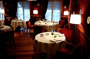 Photographie de la salle à manger du restaurant « Hélène Darroze » à Paris.