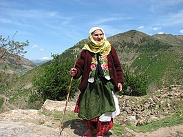 Een oudere Gorani-vrouw in traditionele kleding