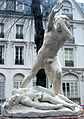 Statue de Caïn et Abel du sculpteur Jean-Marie Mengue située à côté des thermes de Luchon.