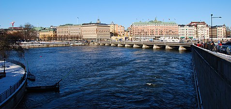 Strömmen mot öster från Slottskajen. I bakgrunden Kungsträdgården, Strömbron och Blasieholmen med Strömkajen.