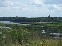 Oņegas rajona ainava (tālumā koka baznīca Podporožjes ciemā)