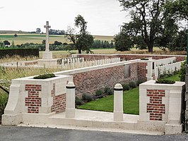 Overzicht met toegang en Cross of Sacrifice