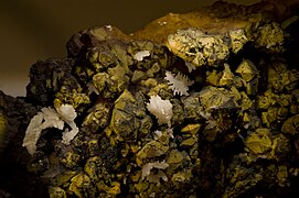 Cérusite, quartz, pyromorphite, mine des Farges, Ussel (Corrèze), (9,5 × 6,2 cm ; XX 1,2 cm)