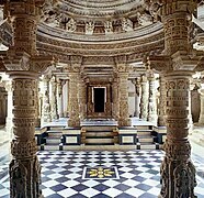 Les Temples de Dilwara (en) (mont Abu) sont réputés pour leurs beauté artistique.