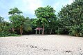 Platz an dem der Bungalow am Plage de la Perle aufgebaut wird. Der linke Sonnenschutz wird demontiert und der mittlere in die Hütte integriert.