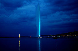 Jet d'eau éclairé d'une lumière bleue.