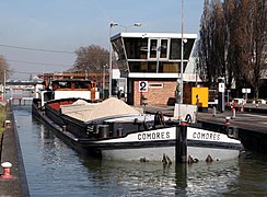 Bateau automoteur sur le canal Saint-Denis (Paris).