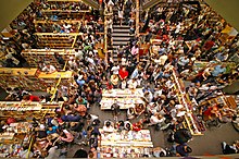 Intérieur d'une librairie vue du dessus, où l'on aperçoit au moins deux cent personnes remplir l'espace dans l'attente de la sortie du dernier livre