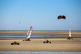 Engins à voile sur la plage