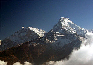 Annapurna Süd, dahinter Fang und Annapurna