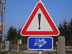 « Attention, cyclo-draisines » à un passage à niveau en gare de Sourbrodt.