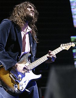 Frusciante esiintymässä Stadium Arcadium World Tour -kiertueella vuonna 2006.