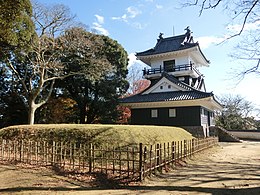 久留里城天守台跡（手前）と模擬天守