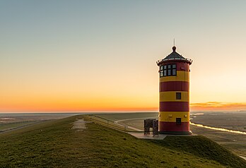 Le phare de Pilsum, en Basse-Saxe. (définition réelle 6 044 × 4 128)