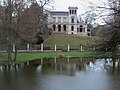 Villa Löbbecke vom Inselwall aus gesehen, im Vordergrund der Bammelsburger Teich