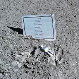 Ime Edvarda Vajta (drugi otpozadi) na plaketi uz figuricu Palog astronauta na Mesecu