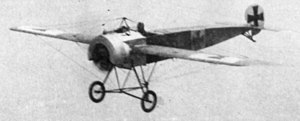 Ukořistěný Fokker E.III 210/16 za letu v Upavonu, Wiltshire