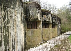 Vue en enfilade des créneaux de 75 mm du bloc 6 de l'ouvrage de Latiremont.