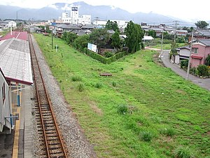 左邊為3號月台。右邊的彎位是已廢止的蒲原鐵道線路軌，前往村松方向。 （2004年9月）