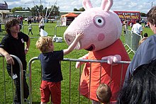 Peppa Pig en kostumrolado, dum apero en Britio