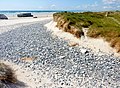 Échancrure dans la dune laissant apparaître les galets sousjacents à hauteur de la plage de Tréguennec.