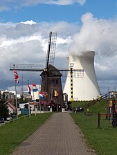 de Kerncentrale van Doel en de Scheldemolen uit het 1e kwart van de 17de eeuw