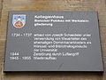 A conmemorative plaque on the Kollegien Building of the University of Göttingen. The plague mentions the destruction of the building in 1944.