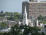 Le centre-ville de Rezé avec, de gauche à droite, l'hôtel de ville, l'église Saint-Pierre et la Cité Radieuse.