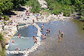 Der Farma bei Bagni di Petriolo, wo Menschen im Thermalwasser baden, das dort in den Fluss fließt