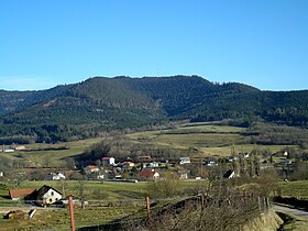 Hameau de Robache au pied de l'Ormont versant Saint-Dié.