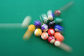 Choc des billes de billard au début d'une partie. (définition réelle 3 456 × 2 304)