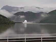 L'évacuateur de crue du barrage en service depuis le pont d'Espinasses