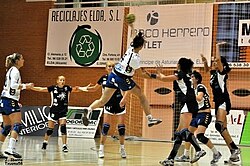 Irene marcando su primer gol en Liga ABF el día de su debut.