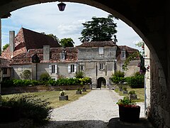 À un kilomètre du bourg, le château de Segonzac.