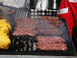 ルーマニア料理 ミティテイ (ハーブを混ぜた肉団子のグリル)