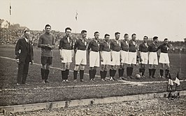 Nederlands voetbalelftal, met Maarten Grobbe als derde van links, 1929