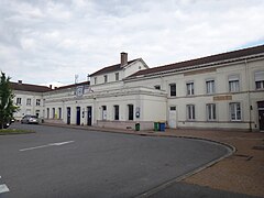 Vue de côté sur l'entrée de la gare